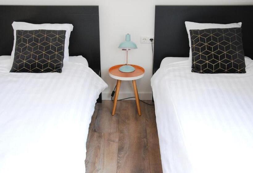 Standard room with outdoor bath, The Black Sheep Hostel