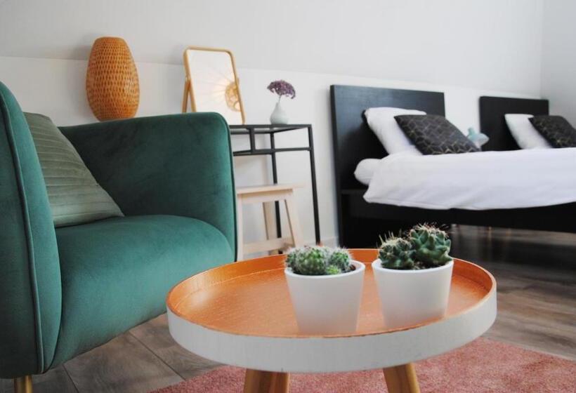 Standard room with outdoor bath, The Black Sheep Hostel