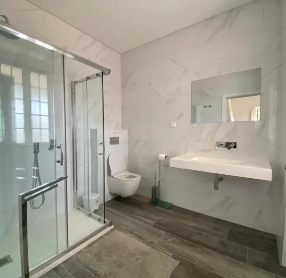 ルームシェアのワンベッド, Casa Branca