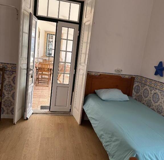 Cama em Quarto Compartilhado, Casa Branca