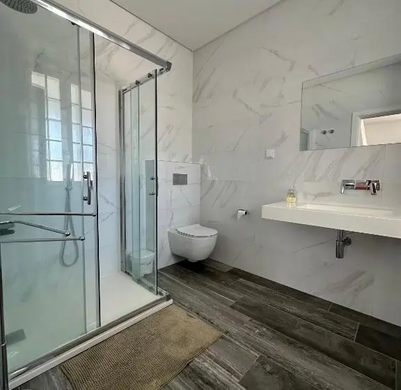 ルームシェアのワンベッド, Casa Branca