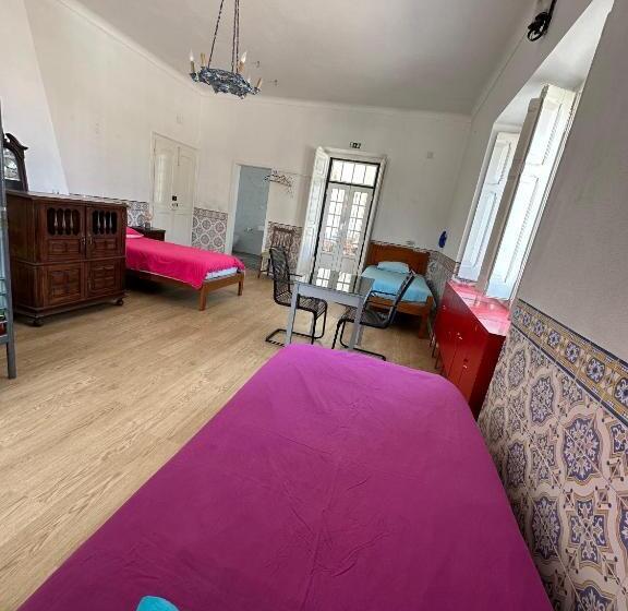 Cama em Quarto Compartilhado, Casa Branca