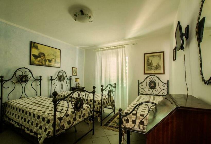 带阳台的三人标准间, Borgo Della Rocca