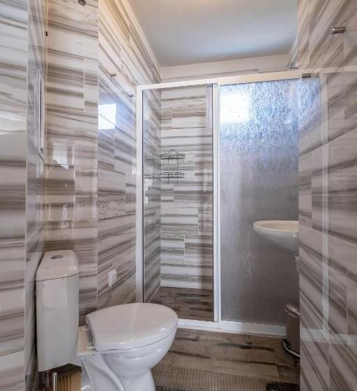 חדר משפחתי, Blue Label Apart House