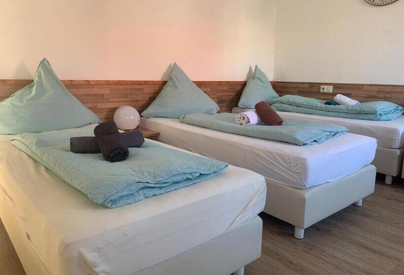 Семейный Номер Совместный Санузел, & Hostel Albstadt