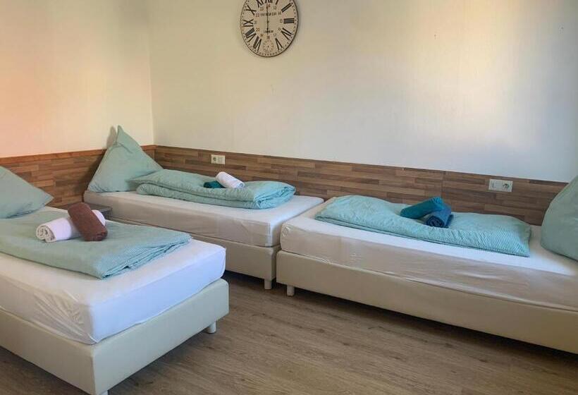 Семейный Номер Совместный Санузел, & Hostel Albstadt