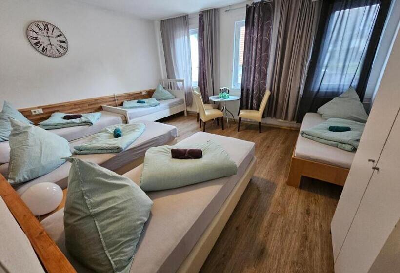 Семейный Номер Совместный Санузел, & Hostel Albstadt