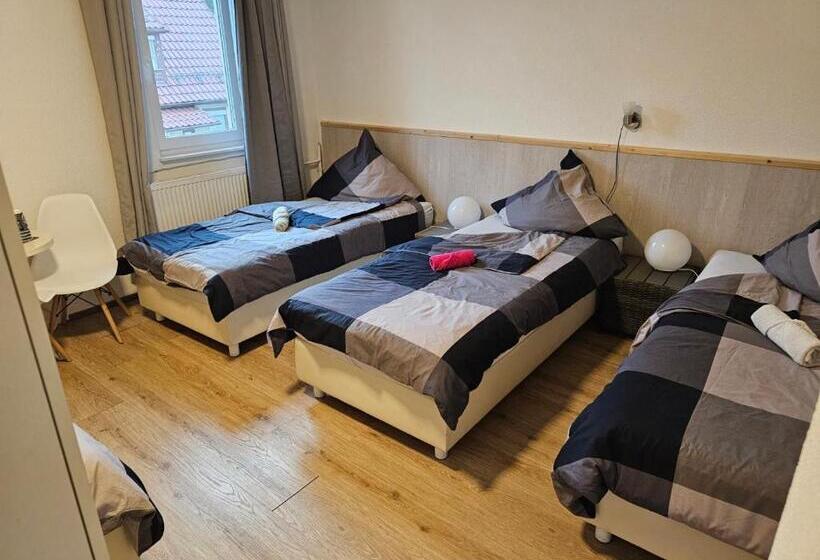 Номер Стандарт Четырехместный Совместный Санузел, & Hostel Albstadt