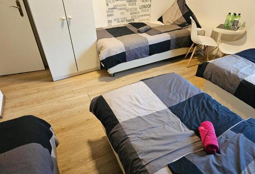 Номер Стандарт Четырехместный Совместный Санузел, & Hostel Albstadt