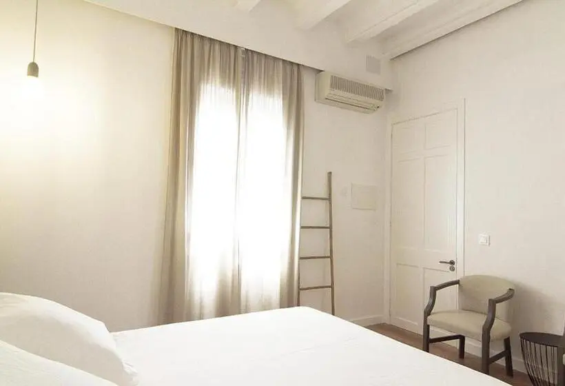 Quarto Comfort, Mon