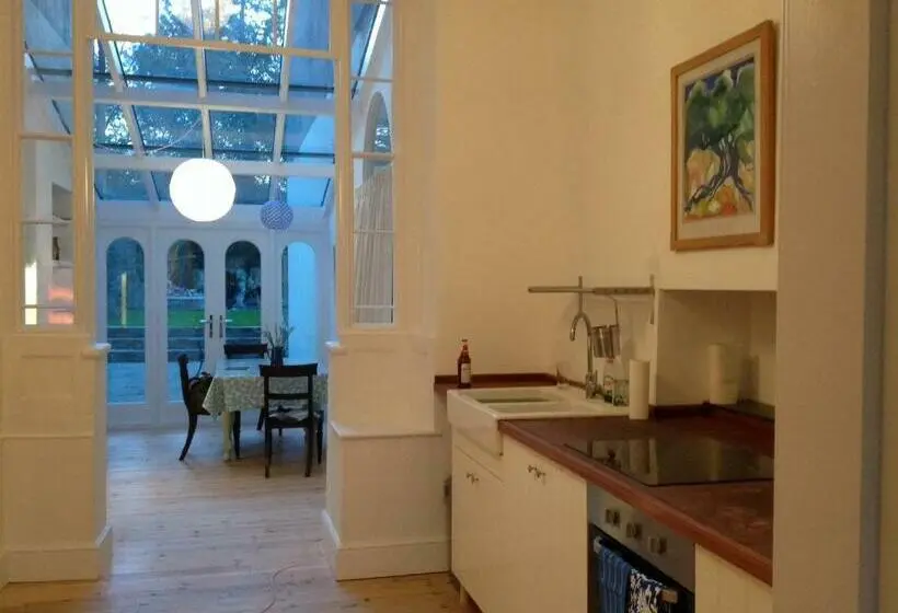 اتاق لوکس با بالکن, 8a Spring Gardens