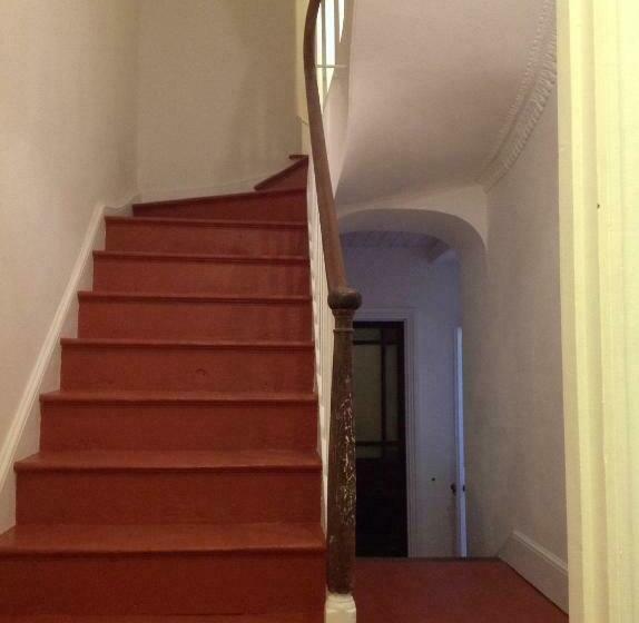 デラックスルーム, 8a Spring Gardens