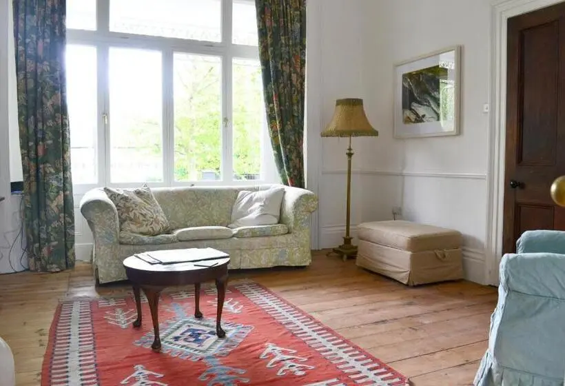 اتاق لوکس با بالکن, 8a Spring Gardens