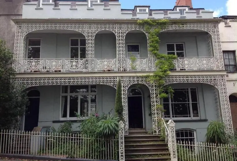 اتاق لوکس با بالکن, 8a Spring Gardens