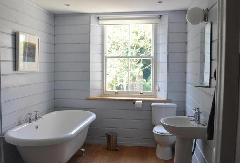 デラックスルーム, 8a Spring Gardens