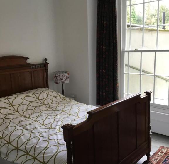 デラックスルーム, 8a Spring Gardens