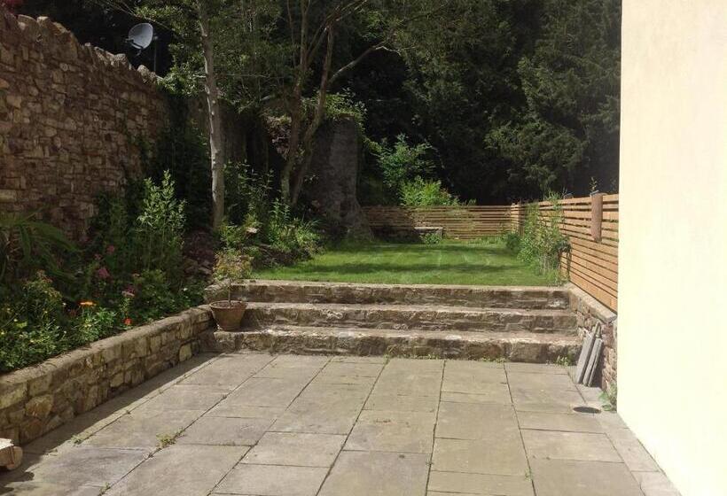 デラックスルーム, 8a Spring Gardens