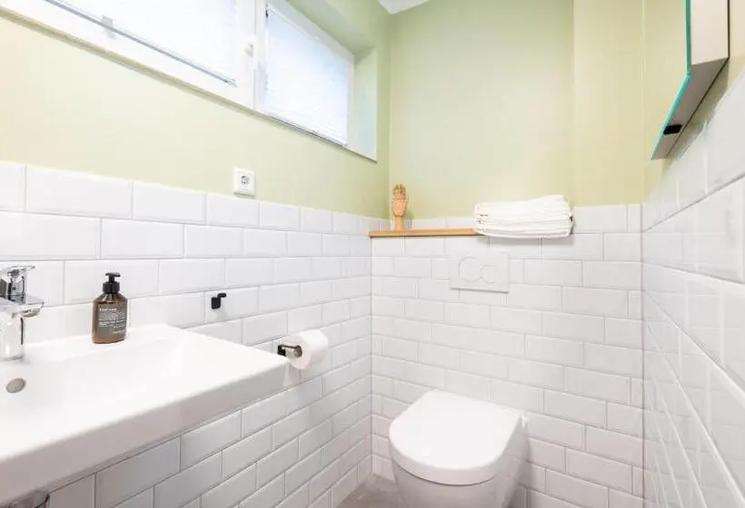 آپارتمان 1 خوابه, The Woodmans Airport Boardinghouse