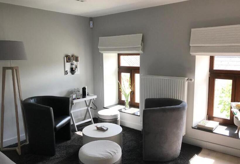 חדר משפחתי, La Maison En Pierre