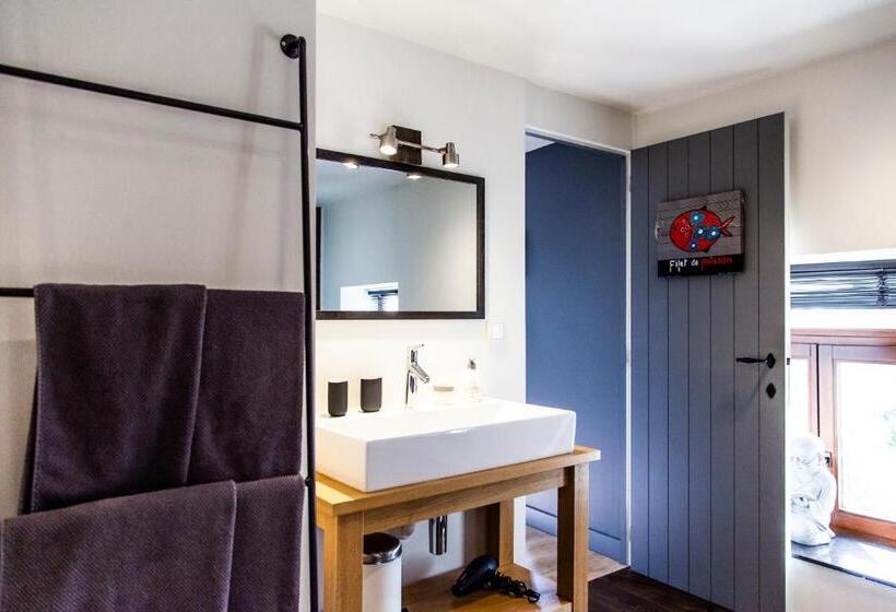 חדר משפחתי, La Maison En Pierre