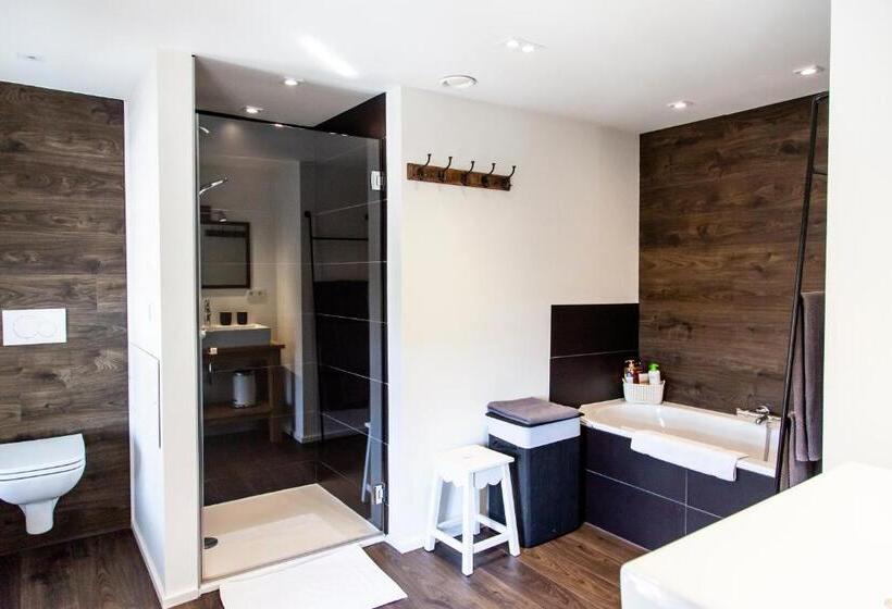 חדר משפחתי, La Maison En Pierre