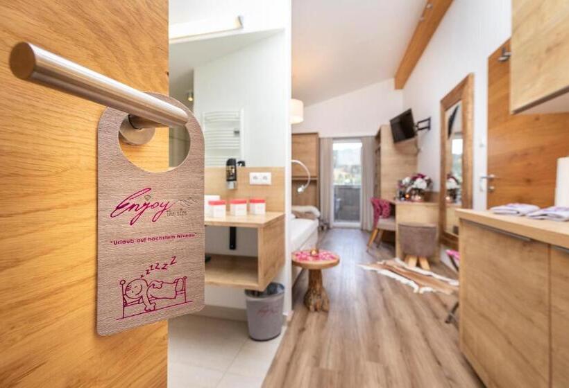 إستوديو قياسى ذو إطلالة, Enjoy The Alps