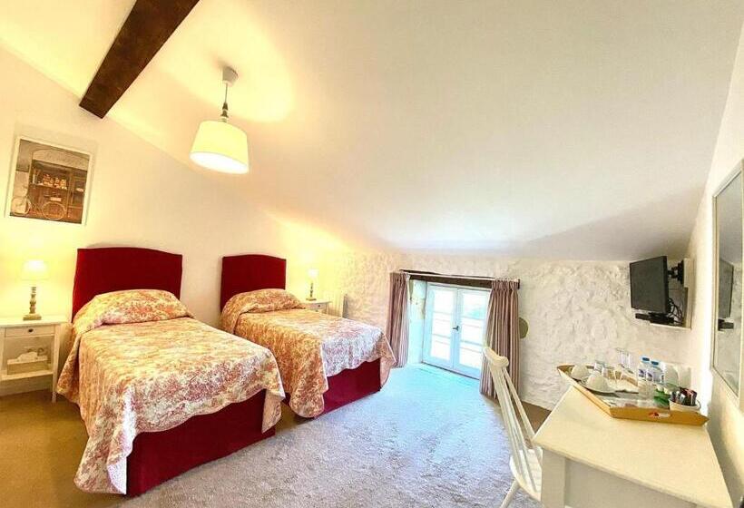 غرفة قياسية مطلّة علي الحديقة, Labarthe