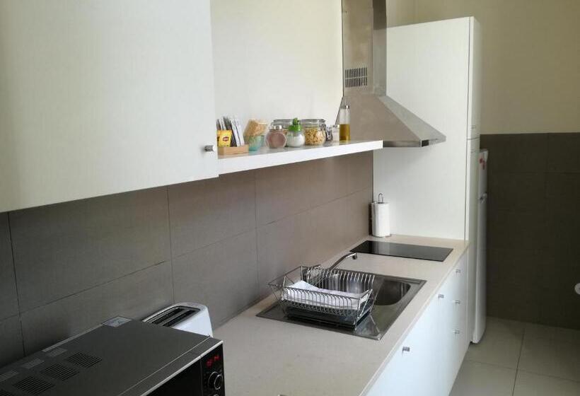 شقة عائلية, Ah33   Estúdios