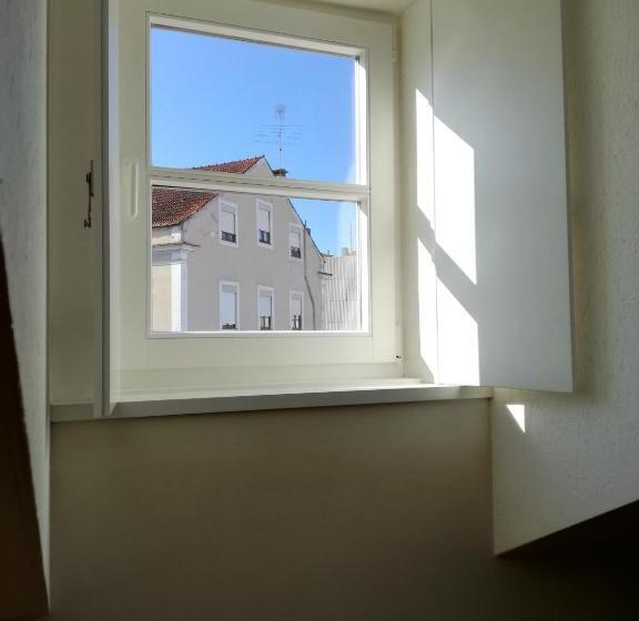 إستوديو قياسى, Ah33   Estúdios