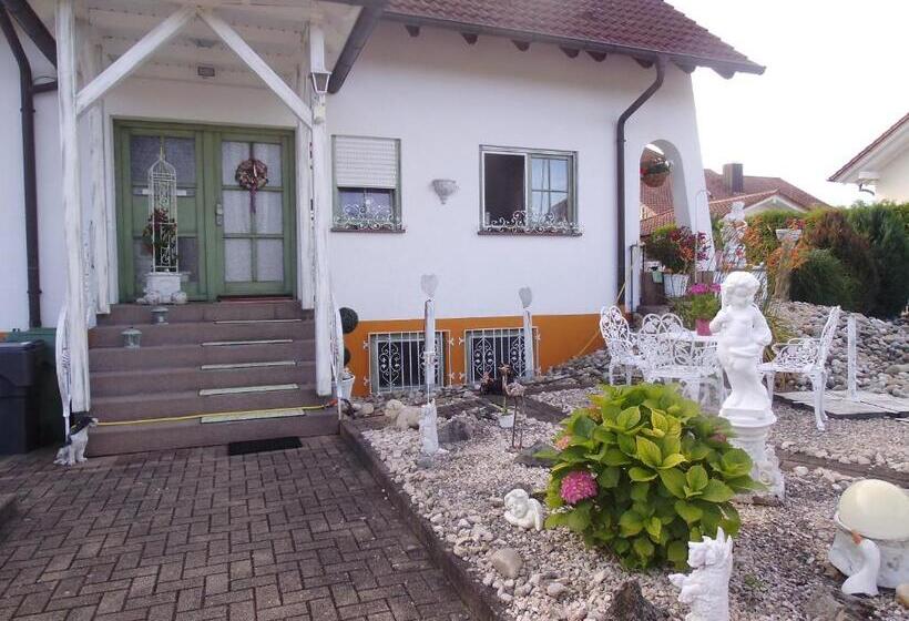 شقة 3 غرف, Gästehaus Baur