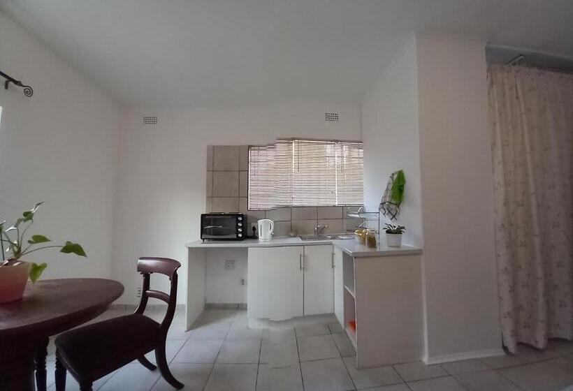 スタンダードスタジオ, At The View B&b