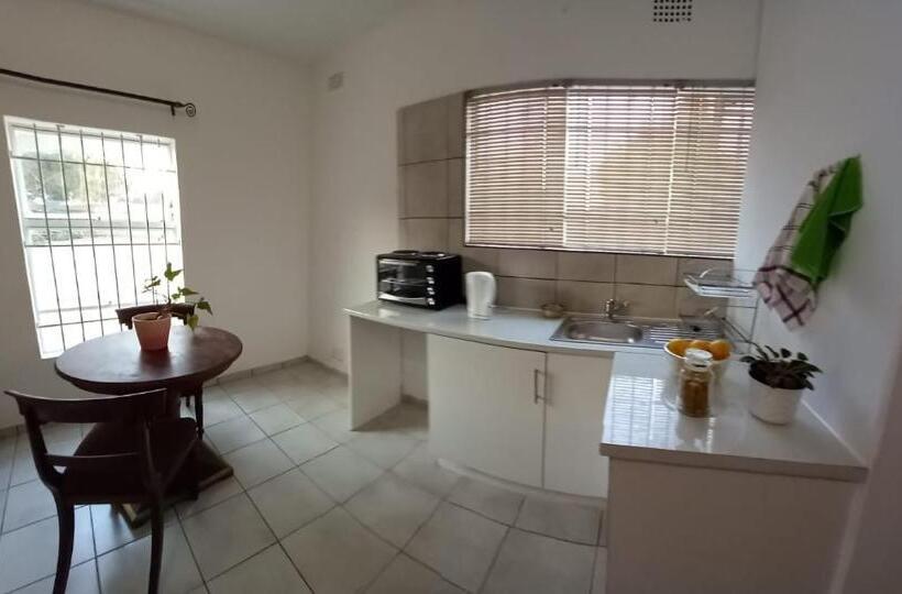 スタンダードスタジオ, At The View B&b