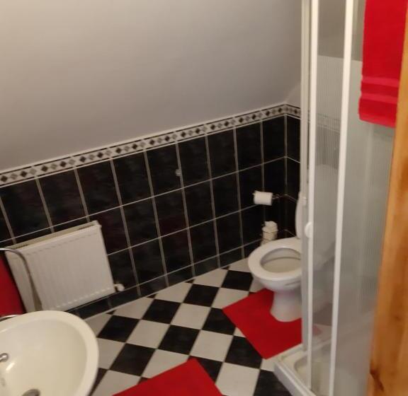 غرفة عائلية, A New U Country Cottage