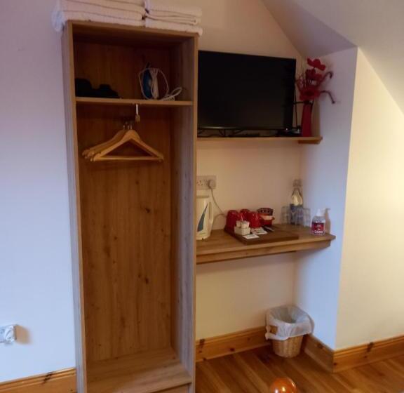 غرفة عائلية, A New U Country Cottage