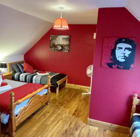 غرفة عائلية, A New U Country Cottage