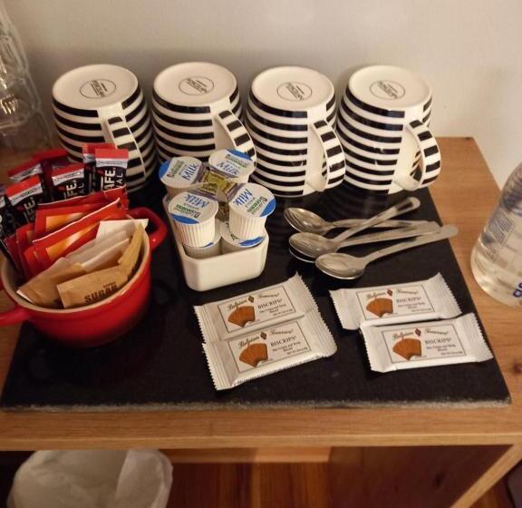 غرفة عائلية, A New U Country Cottage