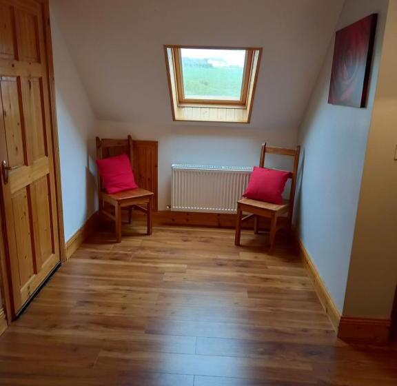 غرفة عائلية, A New U Country Cottage