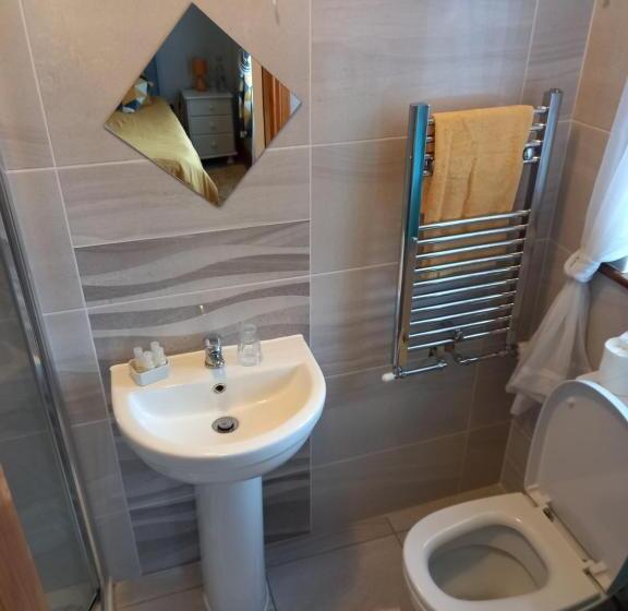 غرفة قياسية, A New U Country Cottage