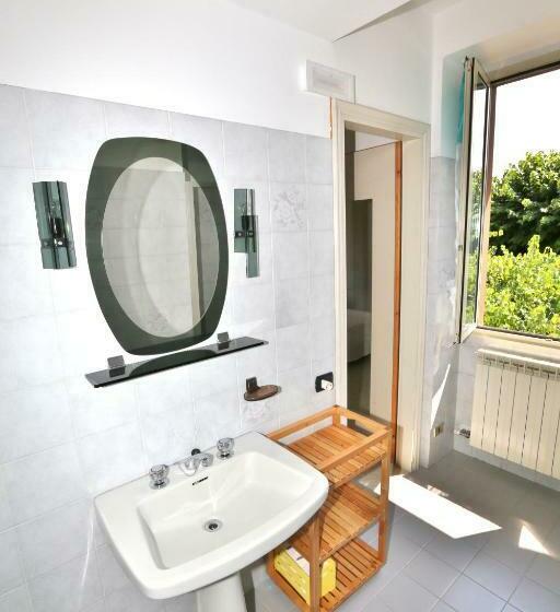 חדר סטנדרט, Camera Molly