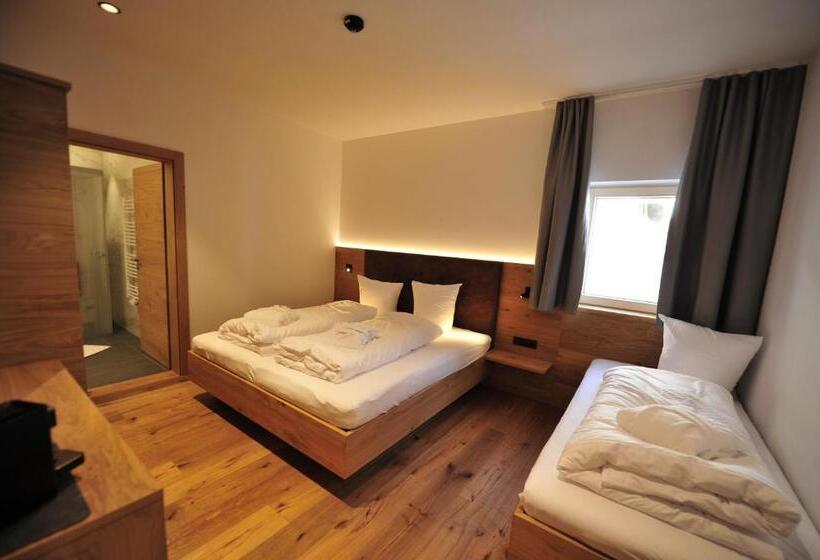 Suit Deluxe, Regnum Zegg