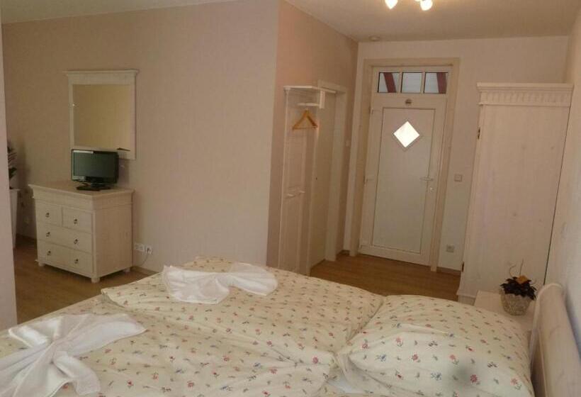 Номер Стандарт Вид на Сад, Café Im Hof  Bed & Breakfast