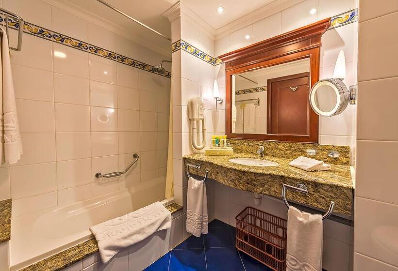 اتاق سوپریور با چشم‌انداز دریا و بالکن, Grand Hotel Gozo