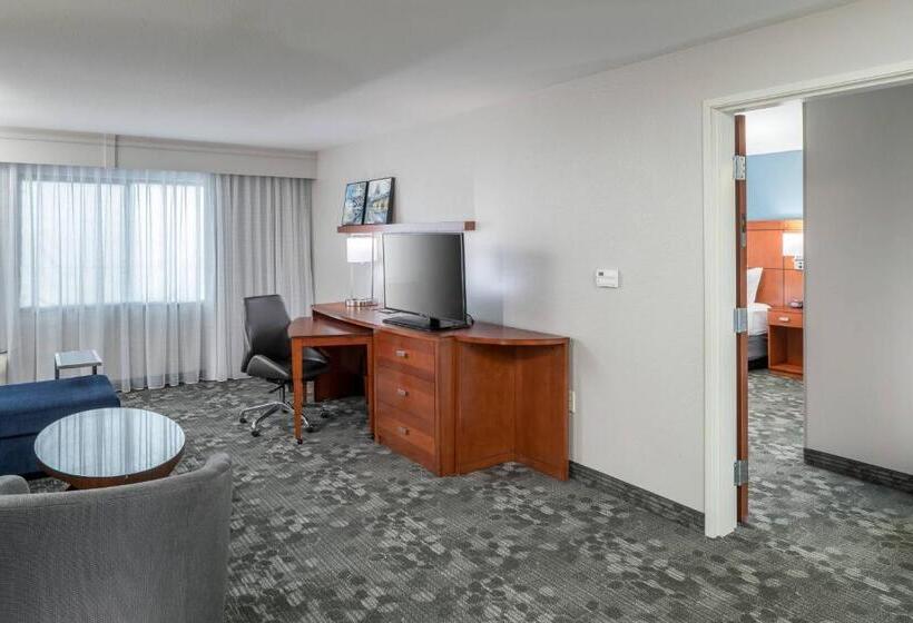 מיטת קינג בסוויטה, Courtyard By Marriott Austin Parmer Tech Ridge