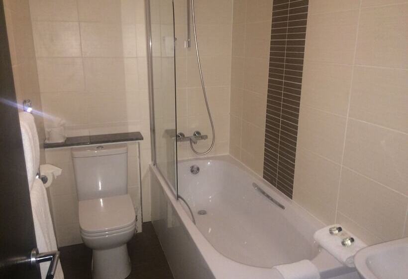 高级大房间, The Popinjay