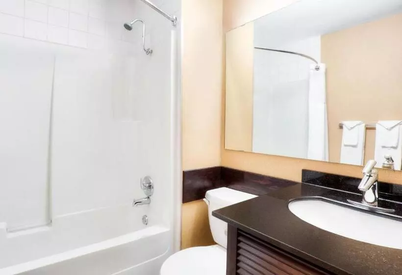 キングサイズベッドのスタンダードルーム, Travelodge By Wyndham Miramichi New Brunswick