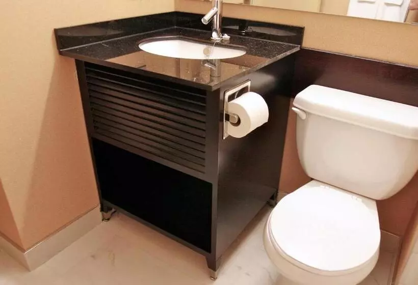 キングサイズベッドのスタンダードルーム, Travelodge By Wyndham Miramichi New Brunswick