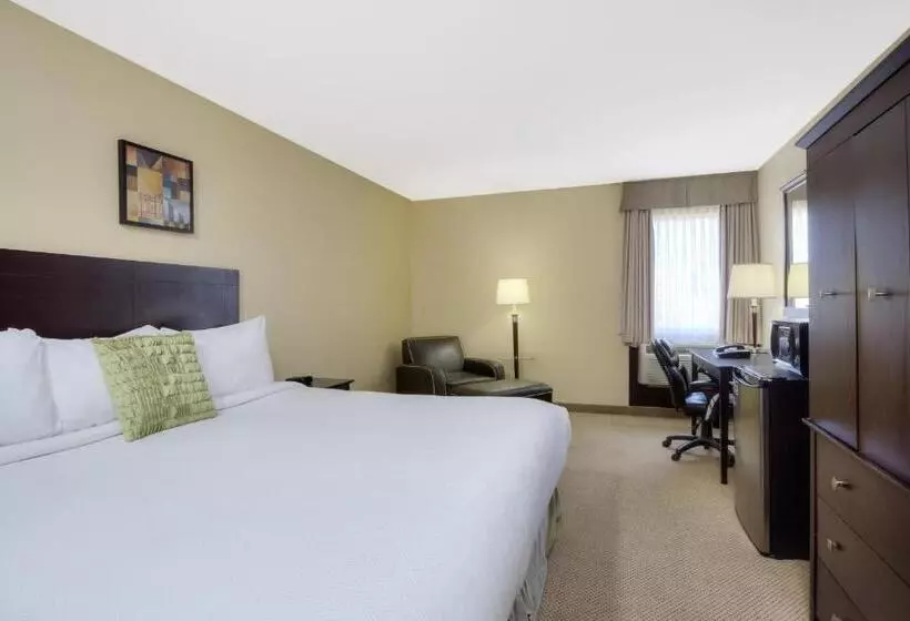 キングサイズベッドのスタンダードルーム, Travelodge By Wyndham Miramichi New Brunswick