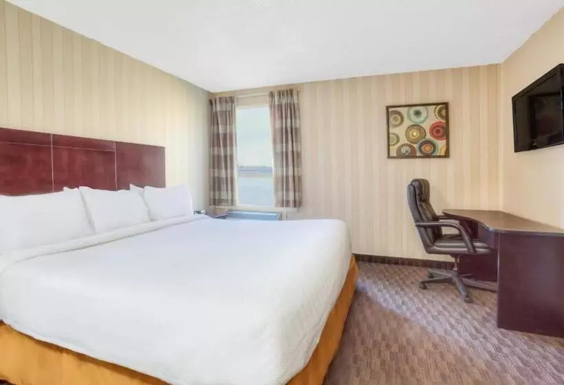 キングサイズベッドのスタンダードルーム, Travelodge By Wyndham Miramichi New Brunswick