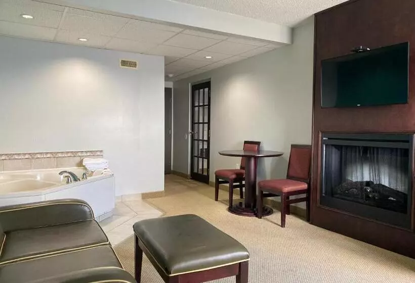 キングサイズベッドのスイートルーム, Travelodge By Wyndham Miramichi New Brunswick