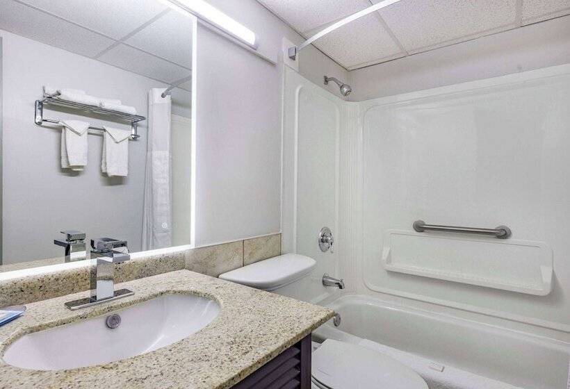Люкс, Travelodge By Wyndham Miramichi New Brunswick